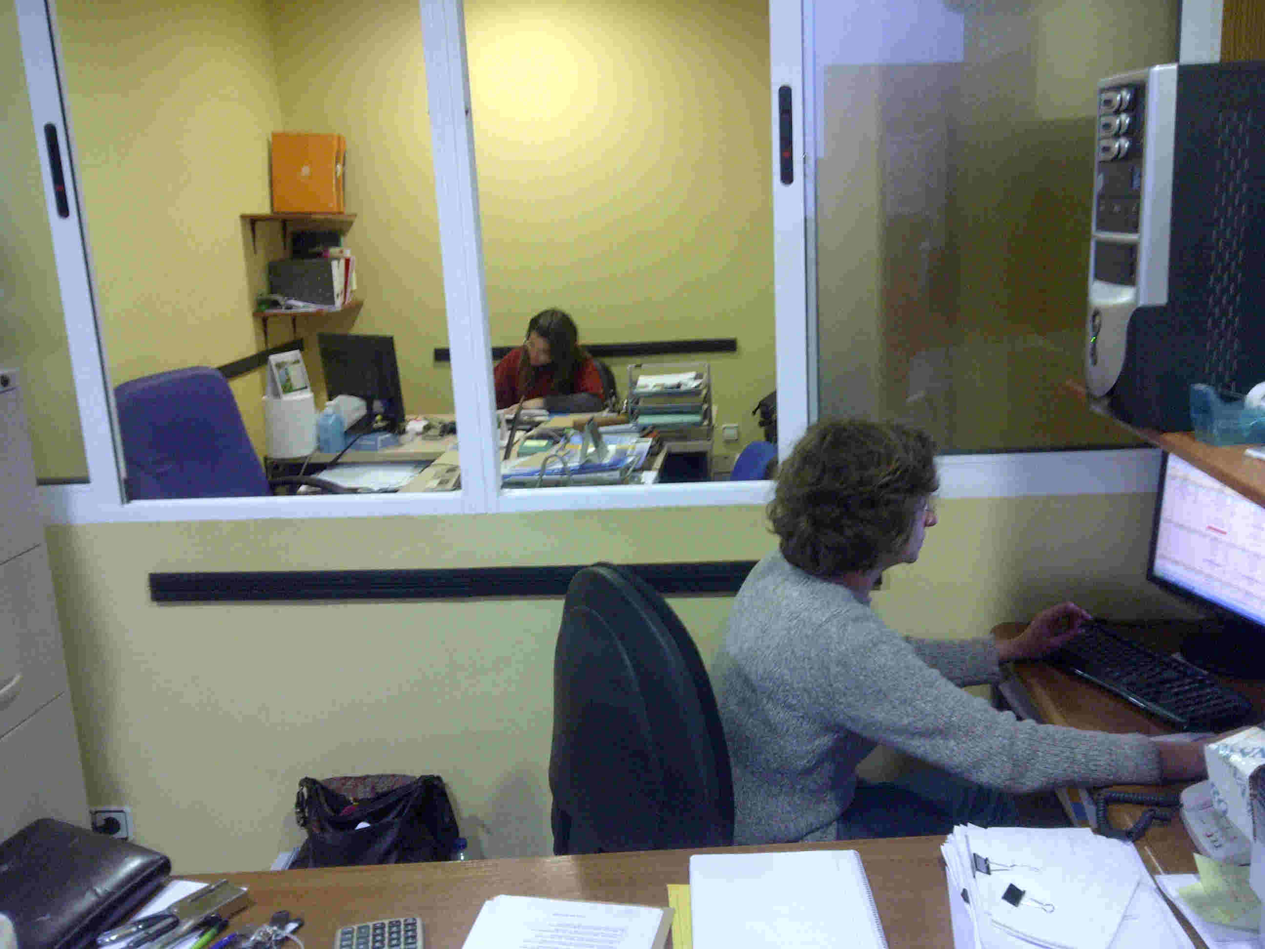 Nuestras oficinas y personal trabajando